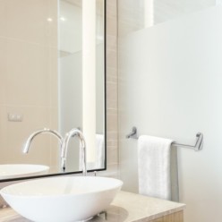Toallero Barra 60 cm, Color Inox Con Efecto Espejo, Autoadhesivo Resistente, Porta Toallas, Toallero Adhesivo Pared/Mueble