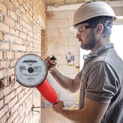 Amoladora Angular 2,400 Watt, Disco Ø 230 mm, 6,500 R,P,M, Mango 3 Posiciones Eje M14 Protector Disco Ajustable, Anti arranque