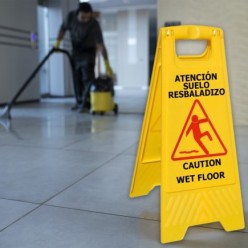 Cartel Atencion Suelo Mojado 64x30 cm,