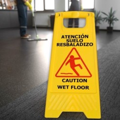 Cartel Atencion Suelo Mojado 64x30 cm,